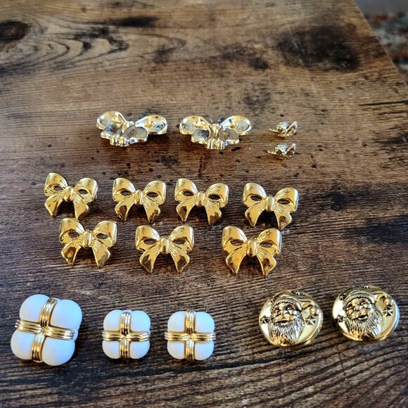 Christmas Themed Plastic Decorative Shank Buttons Mixed Lot of 16 - Picture 2 of 8